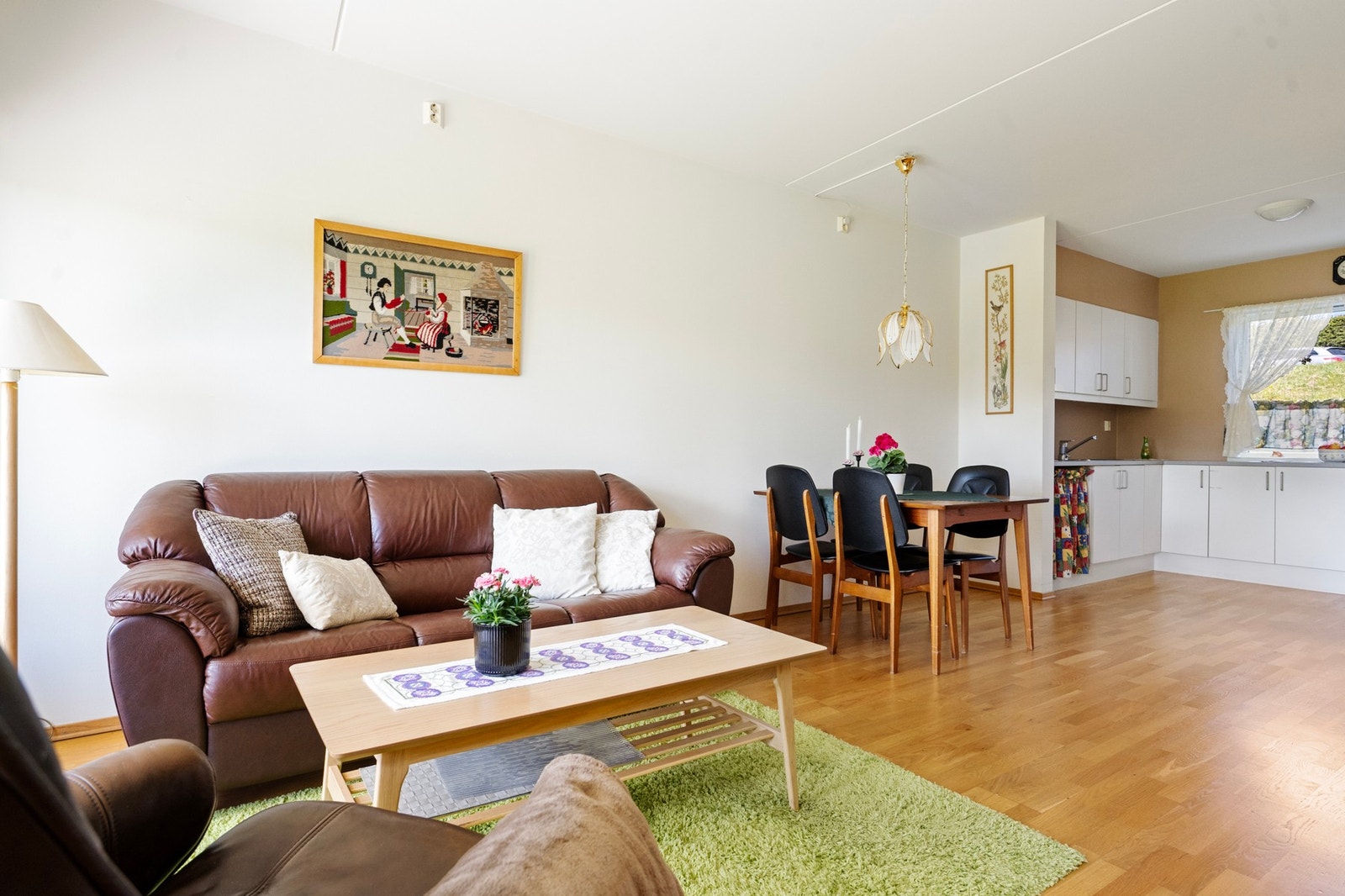 God plass for sofa og spisestuemøblement ved kjøkkenet Galleribilde