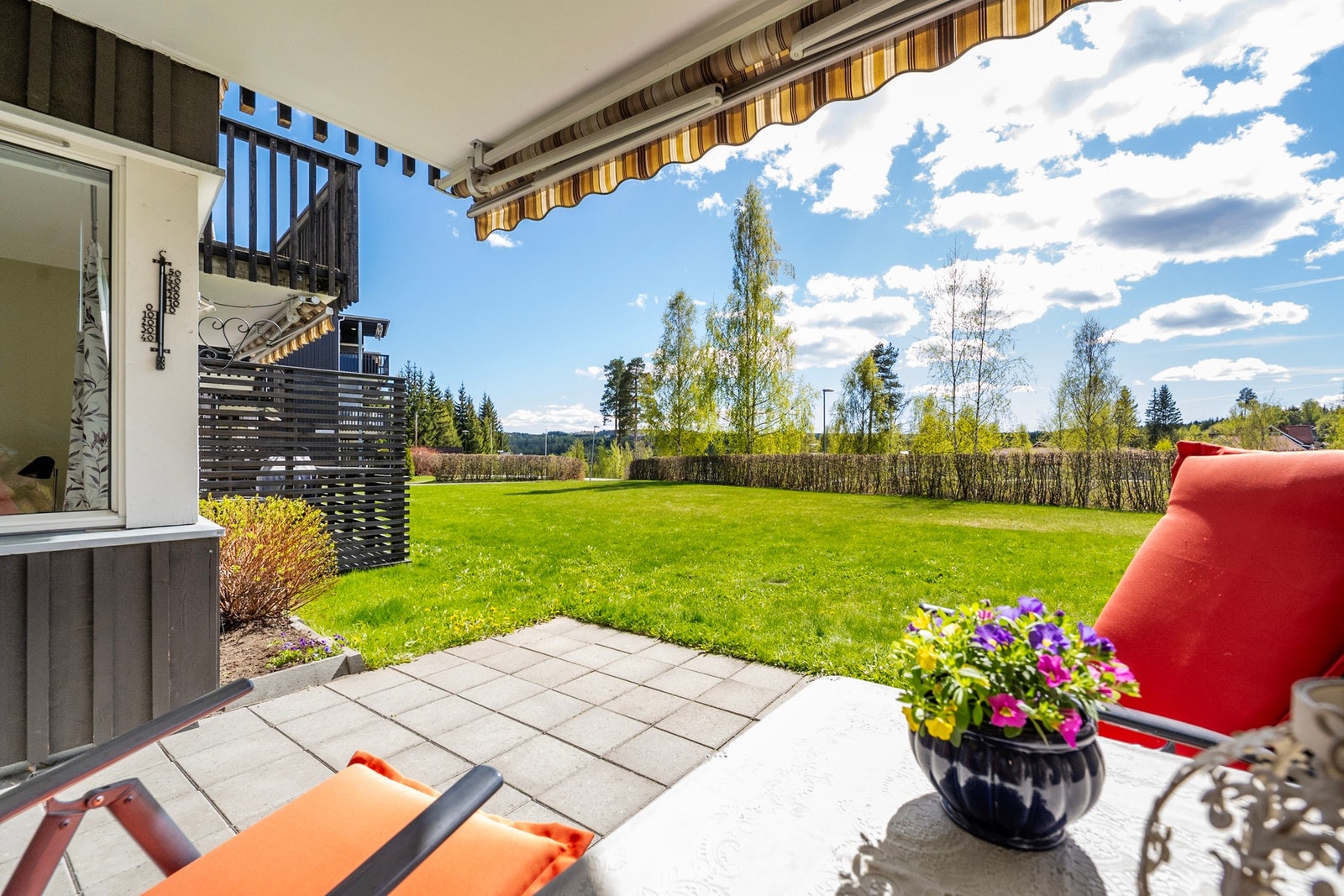 Delvis overbygd samt montert terrassemarkise Galleribilde