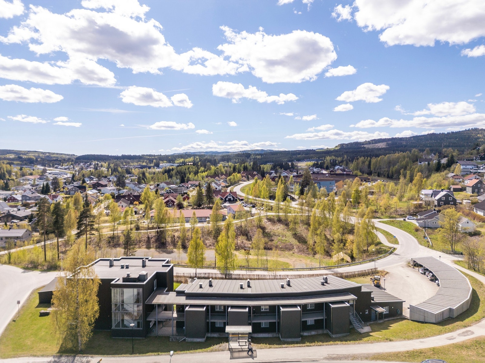 Borettslag i utkanten av Hunndalen sentrum - leilighetsbygg og carportanlegg. Galleribilde