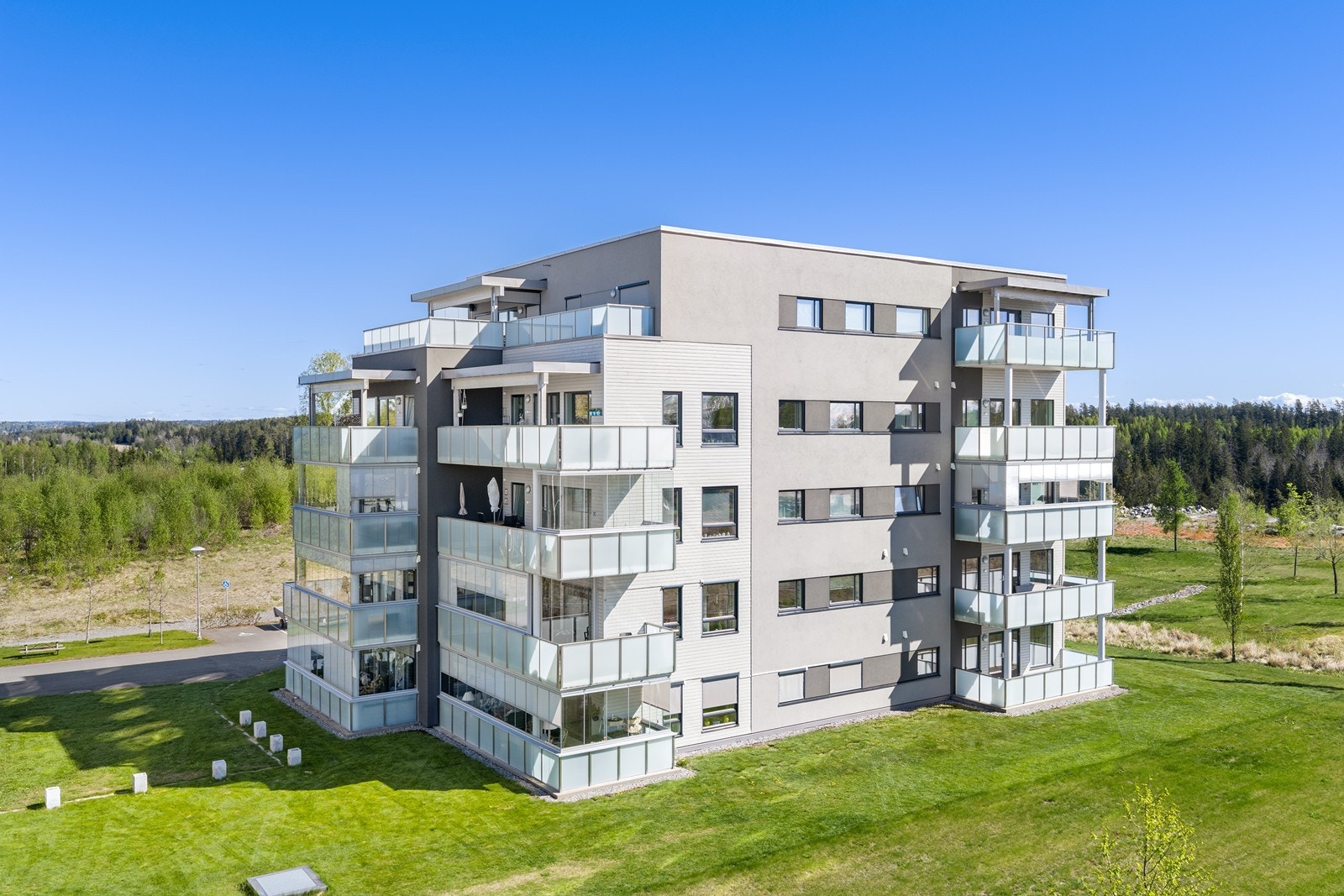Bygget har en kombinasjon av liggende bordkledning og fasadeplater. Galleribilde