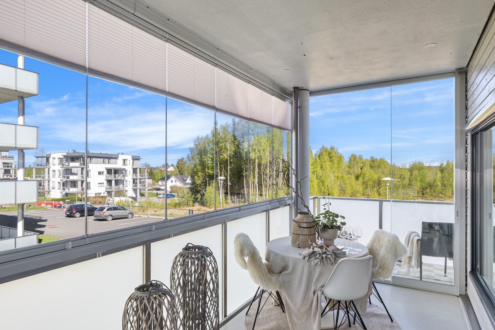 Den romslige, innglassede balkongen fungerer som en forlengelse av stuen store deler av året. Galleribilde