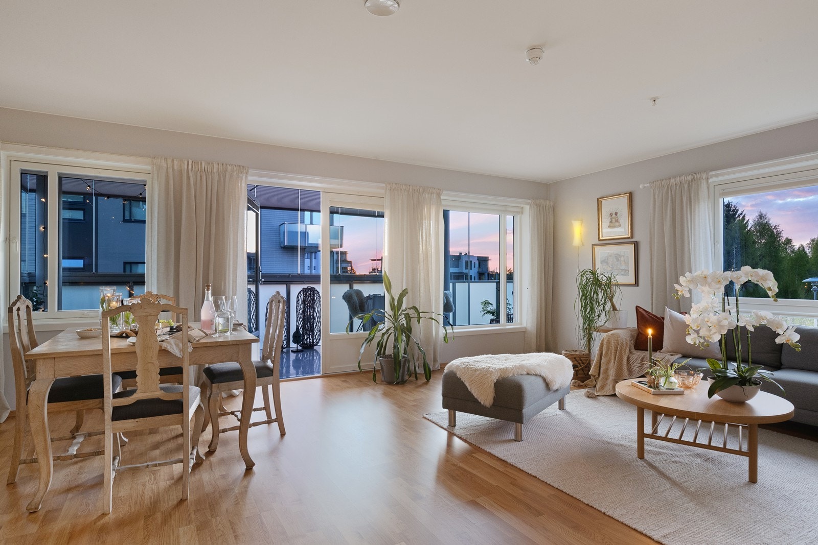 Den åpne løsningen skaper en innbydende atmosfære. Galleribilde