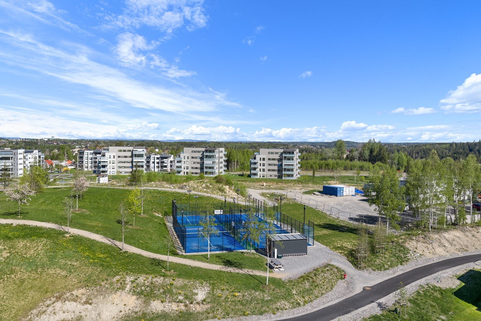 Nærområdet byr på varierte fritidsmuligheter, inkludert padelbaner. Galleribilde
