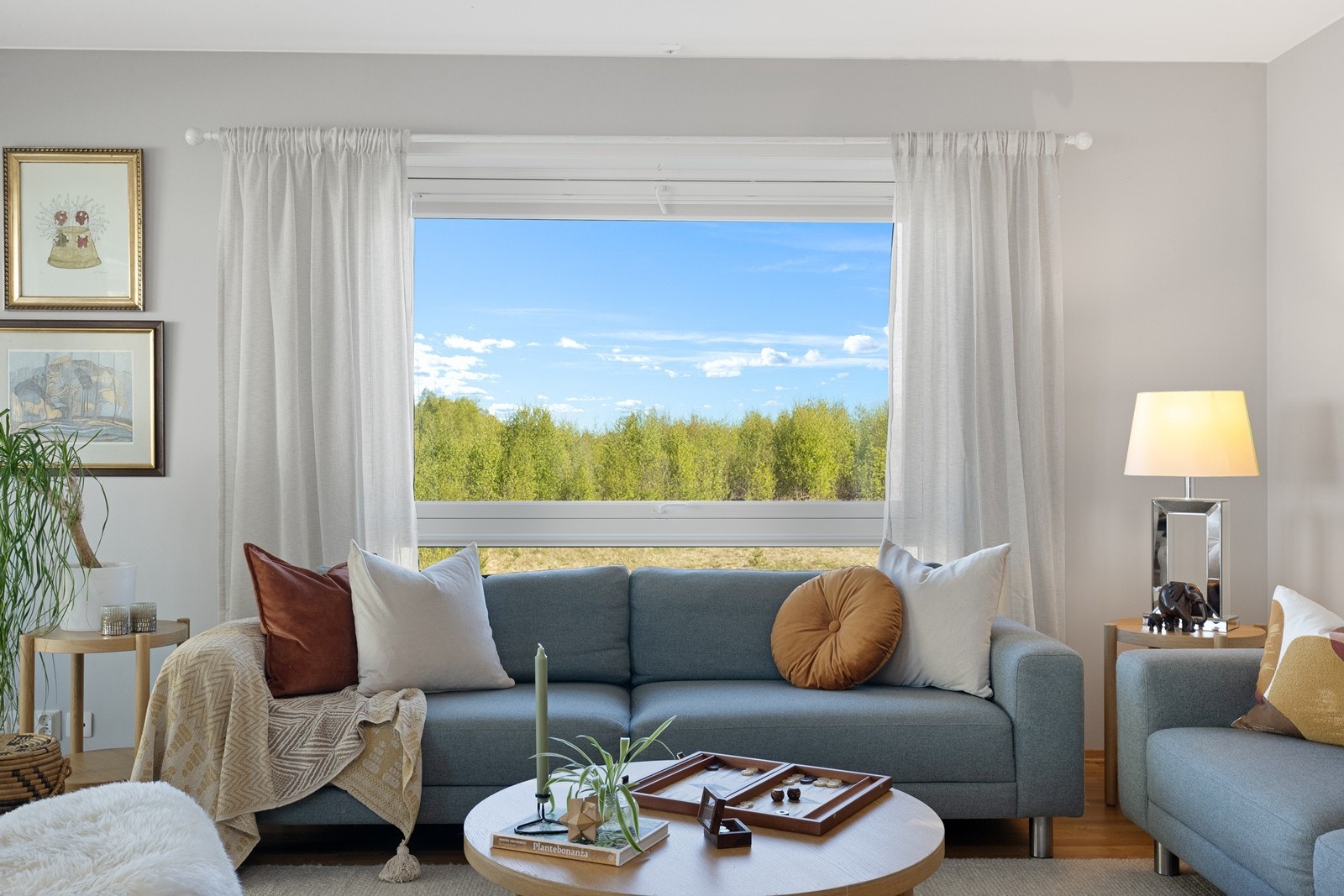 Vinduene rammer inn en fredelig utsikt mot grøntarealer. Galleribilde