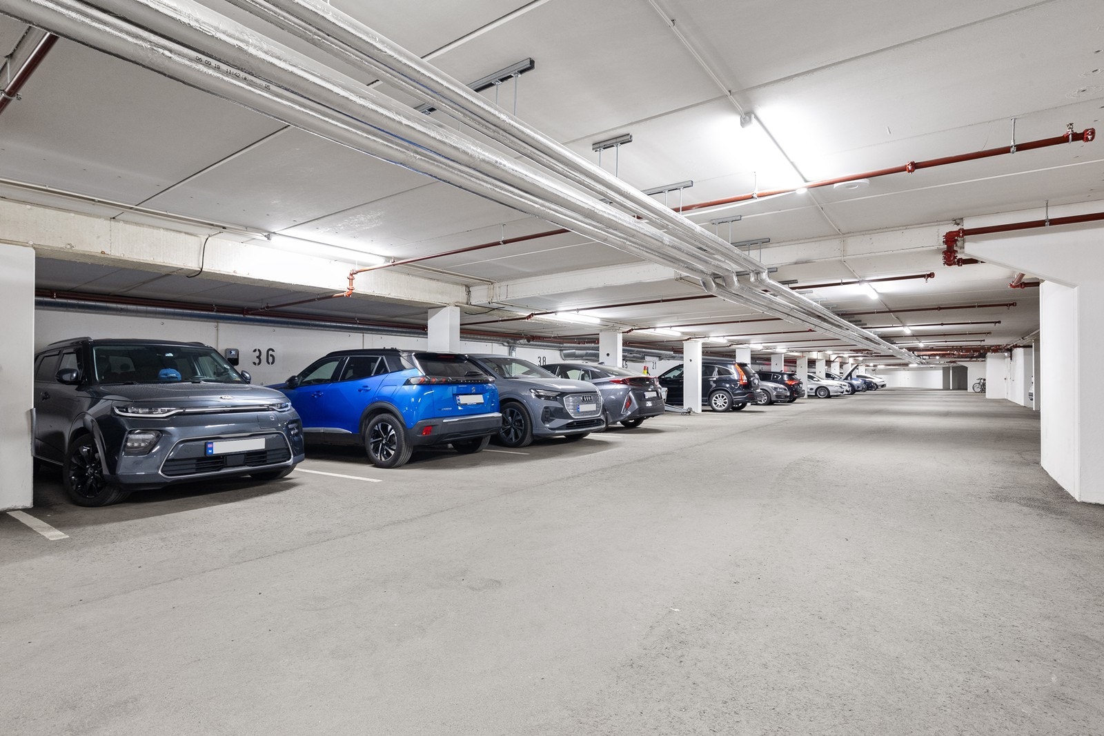 Det medfølger parkeringsplass i felles garasjeanlegg, med heisadkomst direkte opp til leilighetsplan. Muligheter for å etablere lader til elbil. Galleribilde
