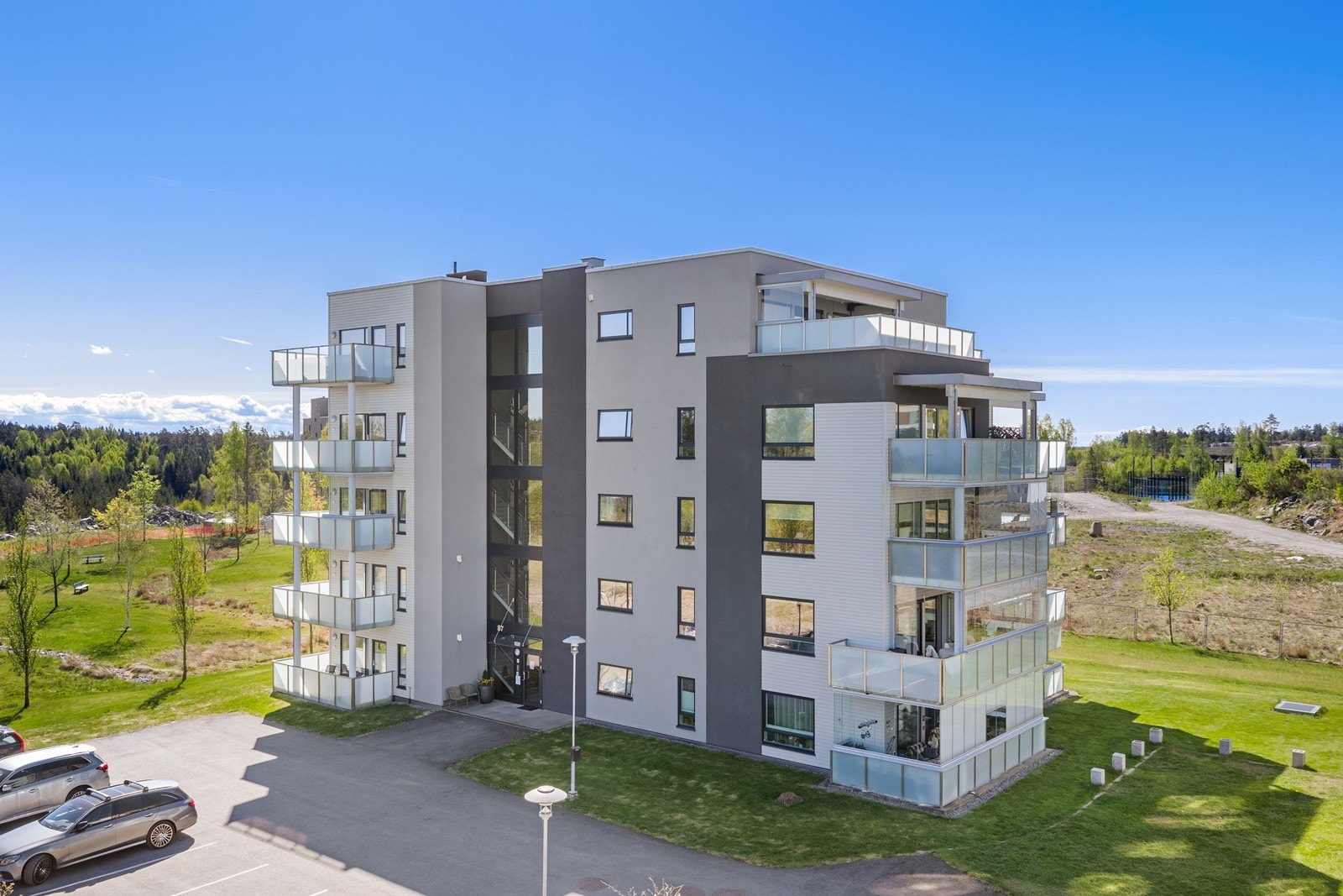 Moderne leilighetsbygg fra 2019 i et veletablert boligområde på Sole. Galleribilde