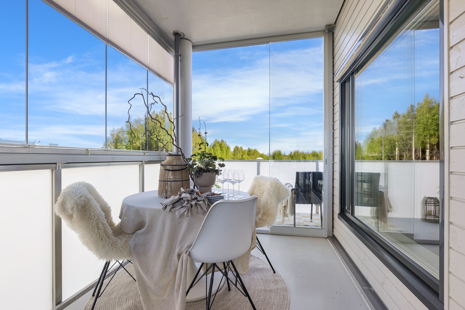Balkongen er en lys og trivelig sone med utsikt mot nærområdet. Galleribilde