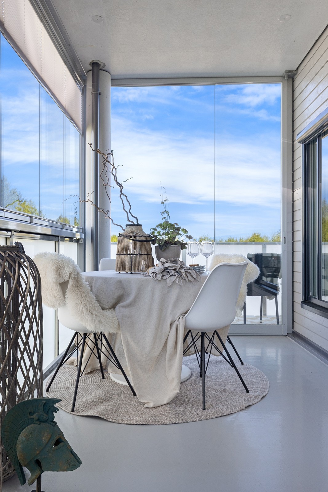 God plass til spisebord for hyggelige måltider utendørs. Galleribilde