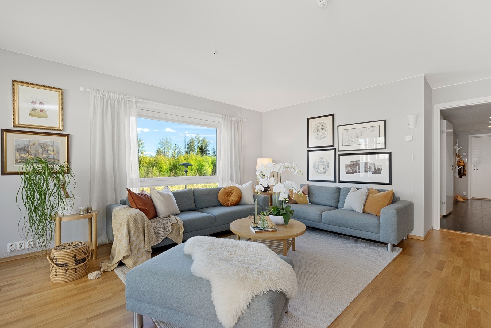 Stuen har parkett på gulv og god plass til en romslig sofagruppe. Galleribilde