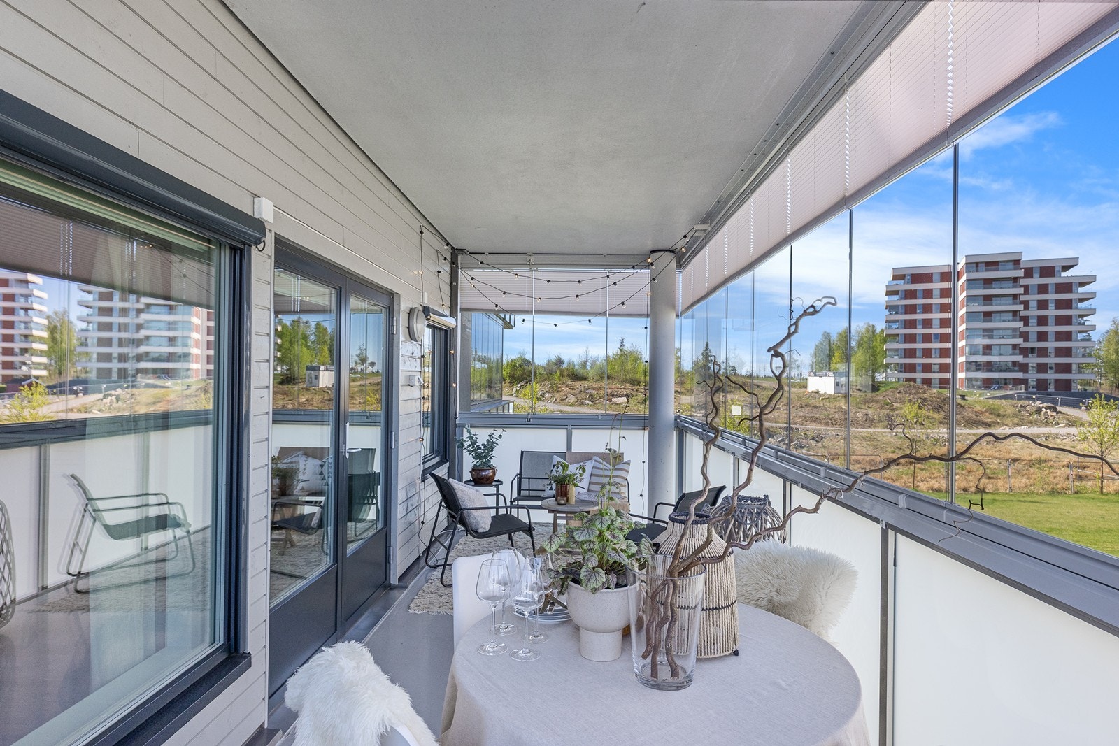 Den innglassede balkongen på 14 m² har god plass til både sittegruppe og spisebord. Galleribilde