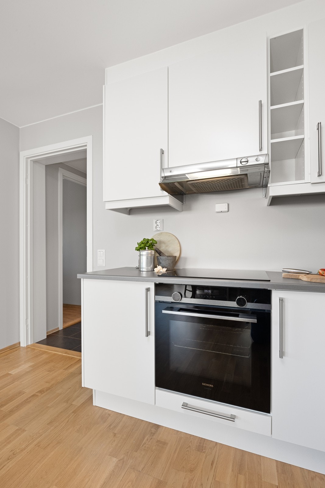 Kjøkkenet er utstyrt med komfyr med platetopp og ventilator med avtrekk ut. Galleribilde