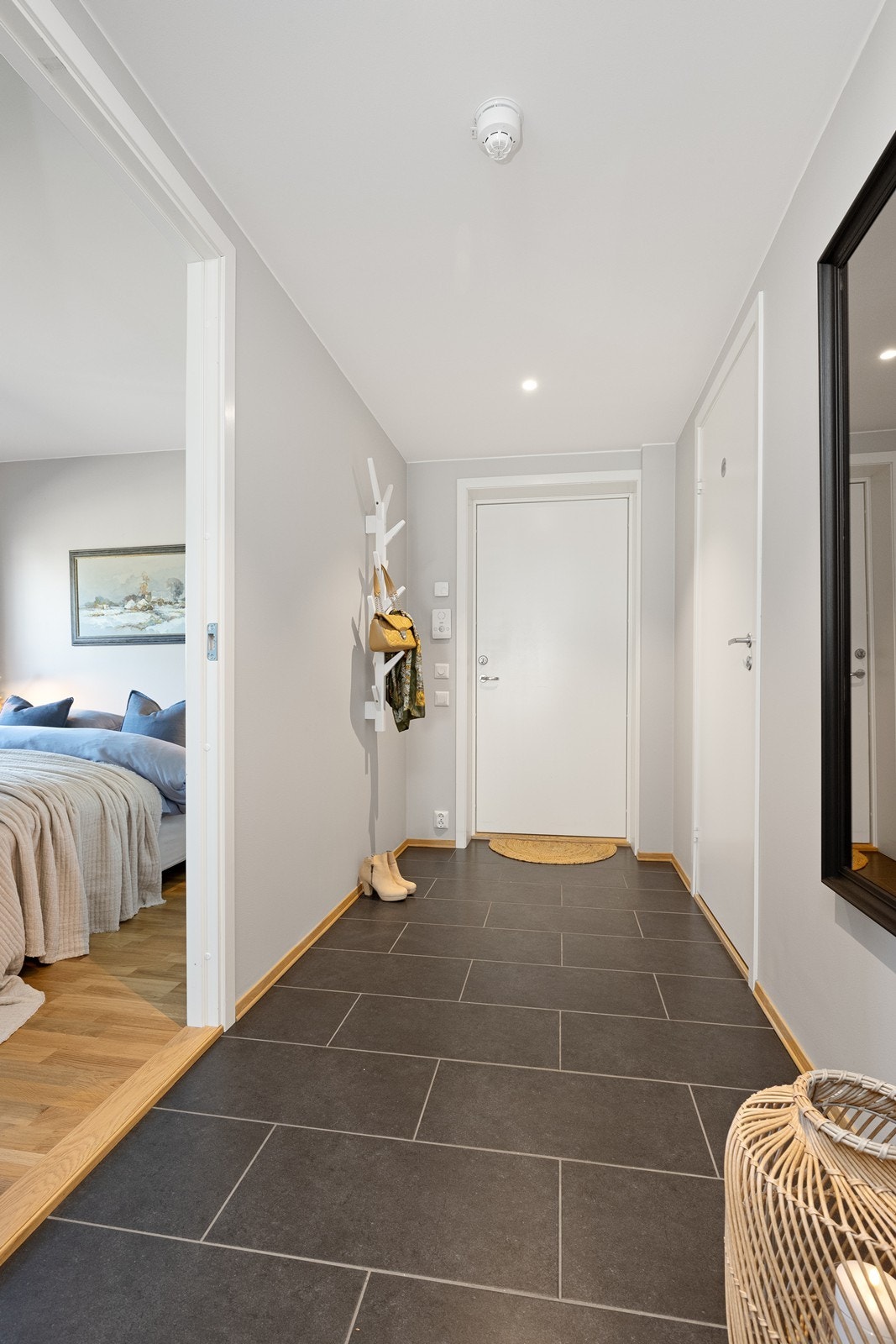 Innbydende entré med flislagt gulv og god plass til yttertøy. Galleribilde