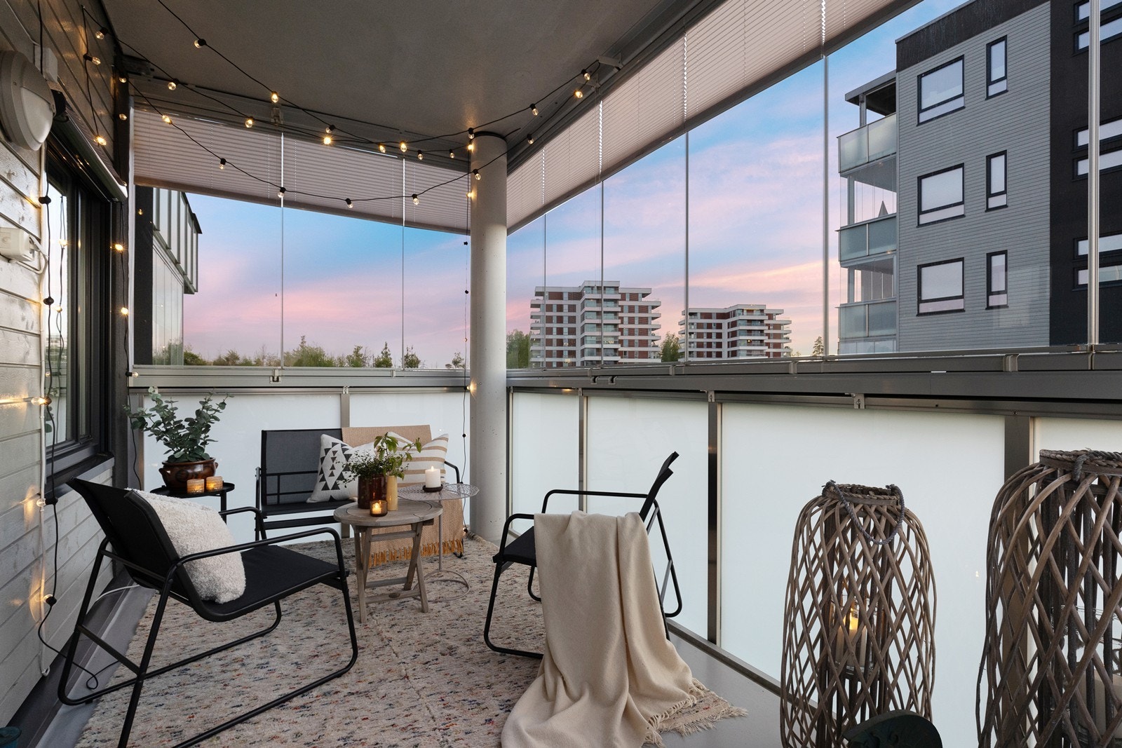Uteplassen blir en stemningsfull sone når kvelden kommer. Galleribilde
