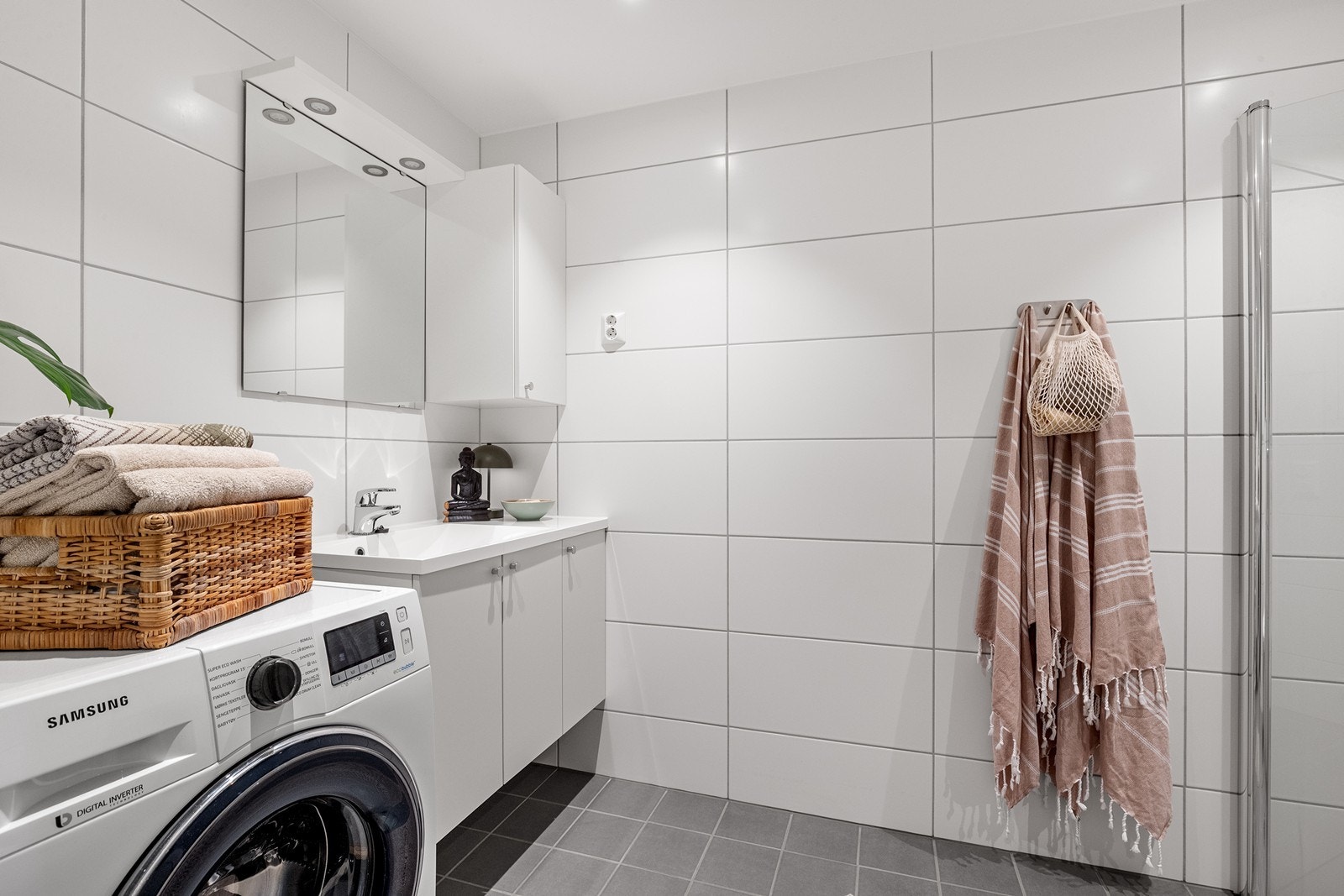Badet er romslig og har servant med underskap og et ekstra høyskap for oppbevaring. Galleribilde
