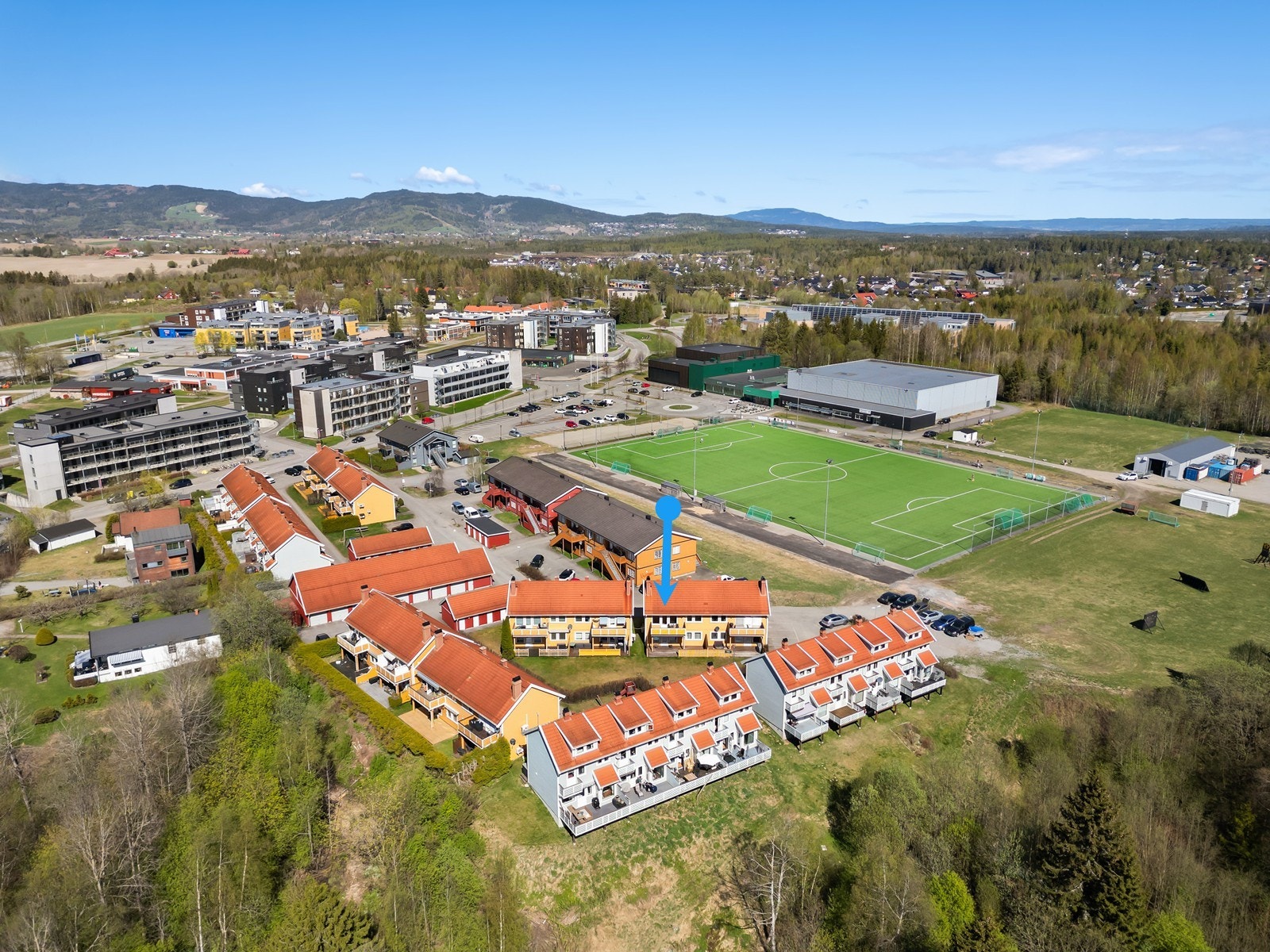 Boligen har en sentral og attraktiv beliggenhet i et etablert boligområde i Nannestad. Galleribilde