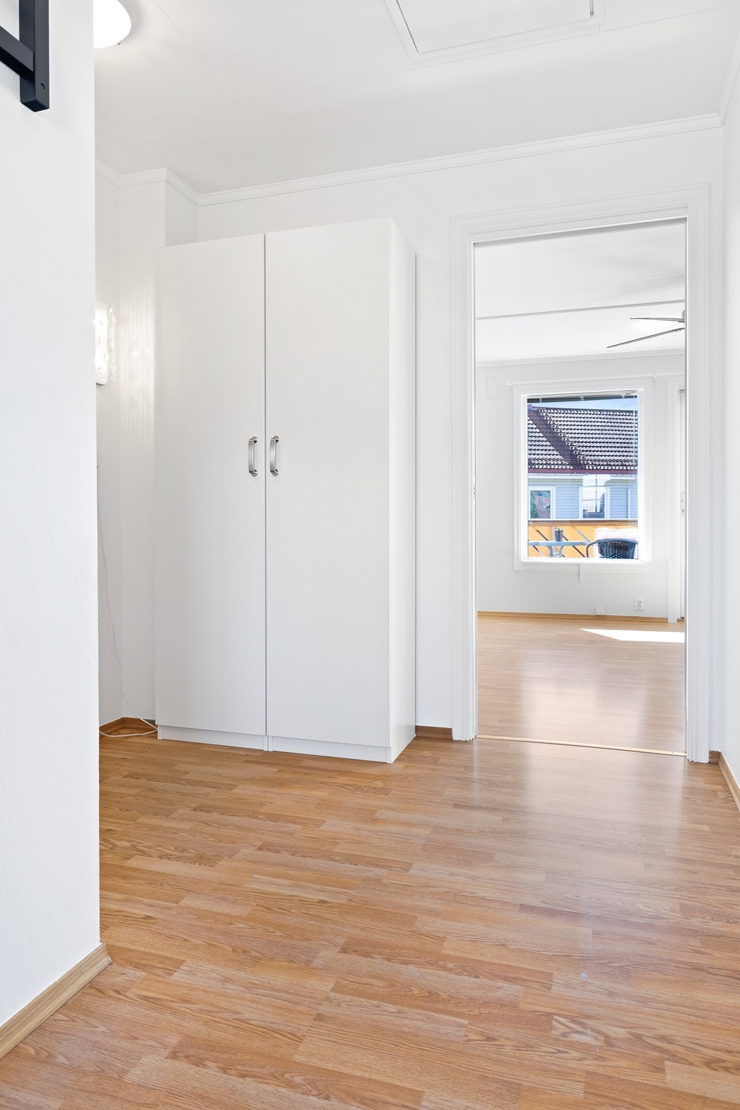 Fra gangen er det inngang til stuen. Gulvene har laminat, og veggene er kledd med malt tapet. Galleribilde