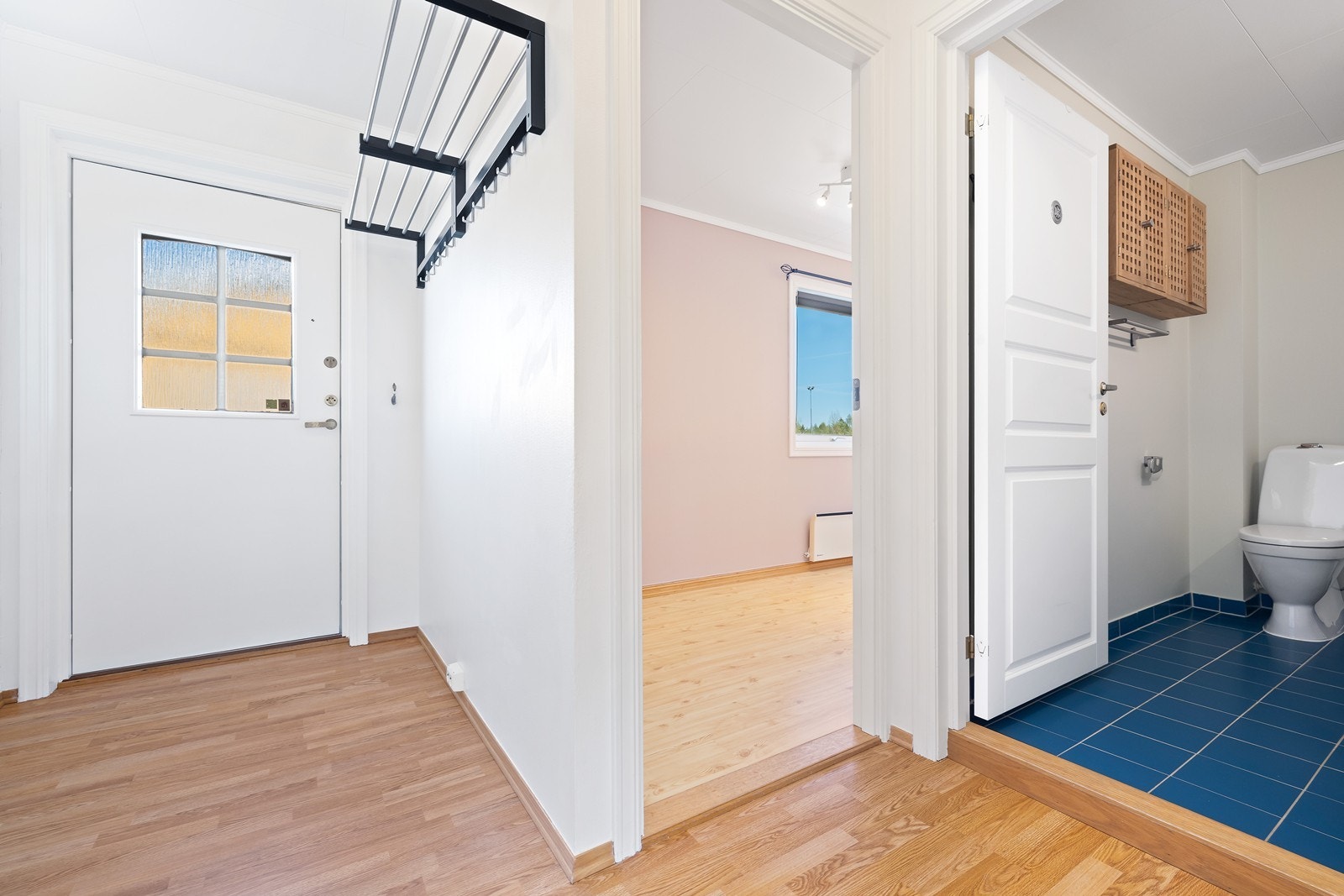 Entréen har plass til yttertøy og gir adkomst til badet. Sikringsskapet med automatsikringer er plassert her. Galleribilde