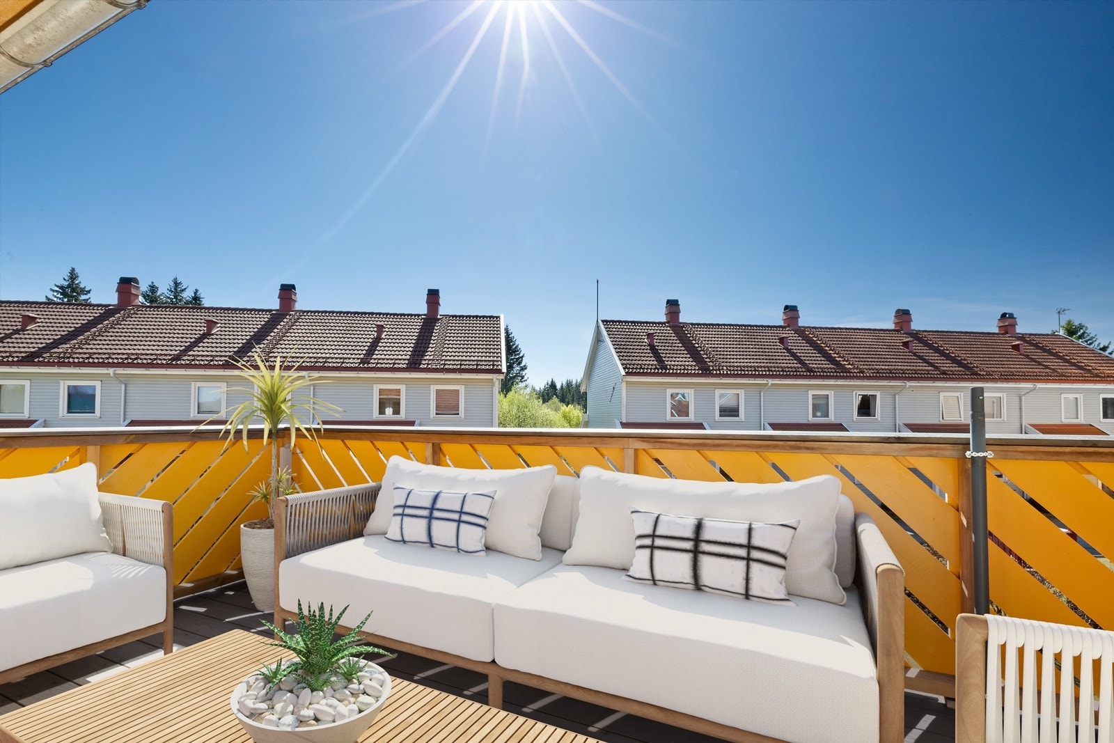 Balkongen er belagt med impregnerte terrassebord og har et malt rekkverk. (digitalt stylet) Galleribilde