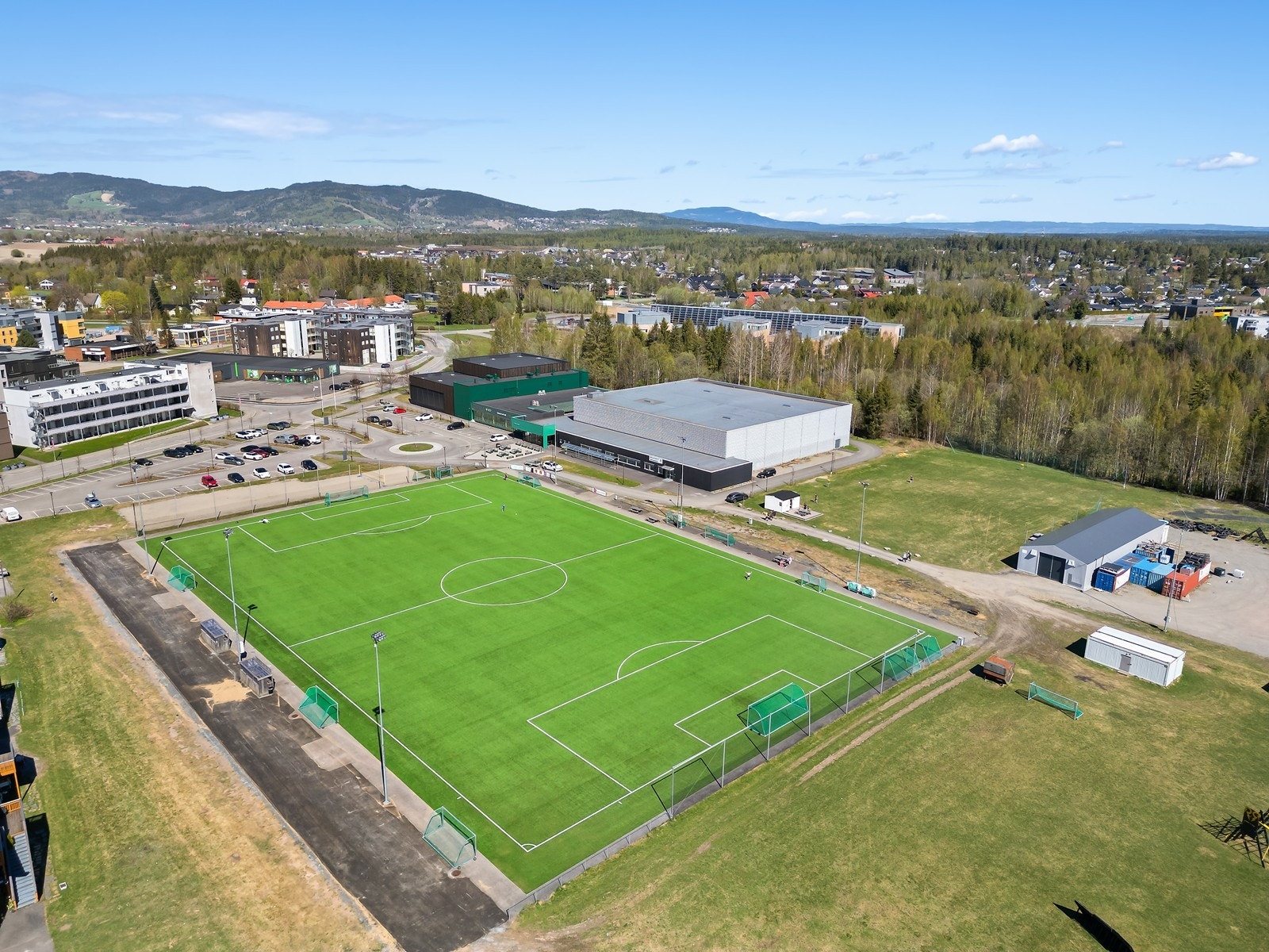 Oversikt over idrettsanlegget og Nannestad sentrum. Galleribilde