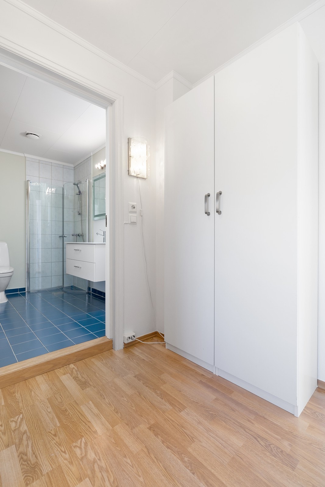 Badet ligger praktisk til ved entréen. Galleribilde