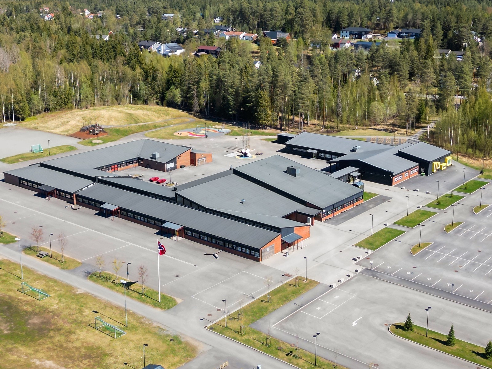 Preståsen skole for 1. til 10. trinn ligger også i gangavstand fra boligen. Galleribilde