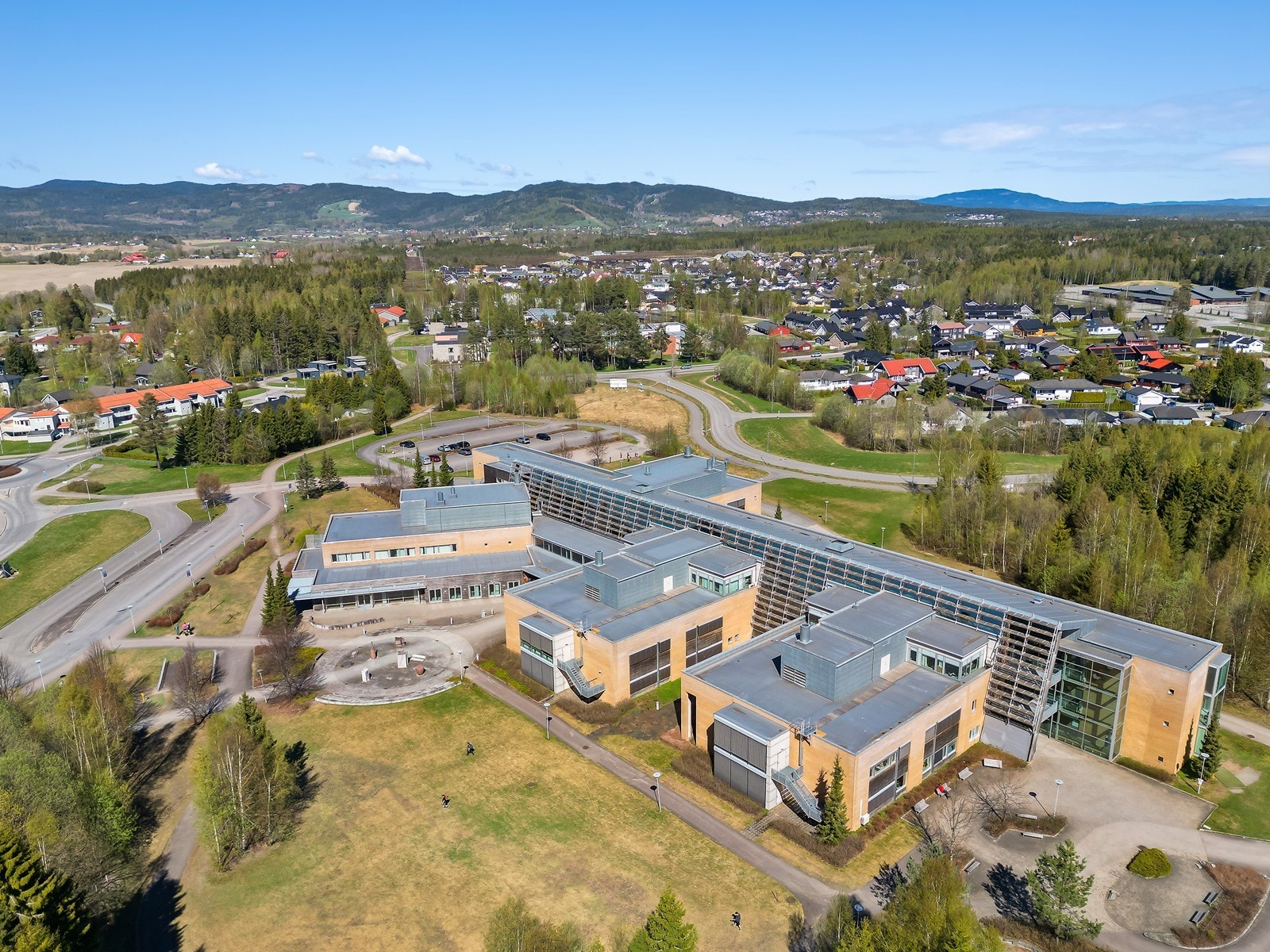Beliggenheten gir kort vei til både skoler, servicetilbud og kollektivtransport. Galleribilde