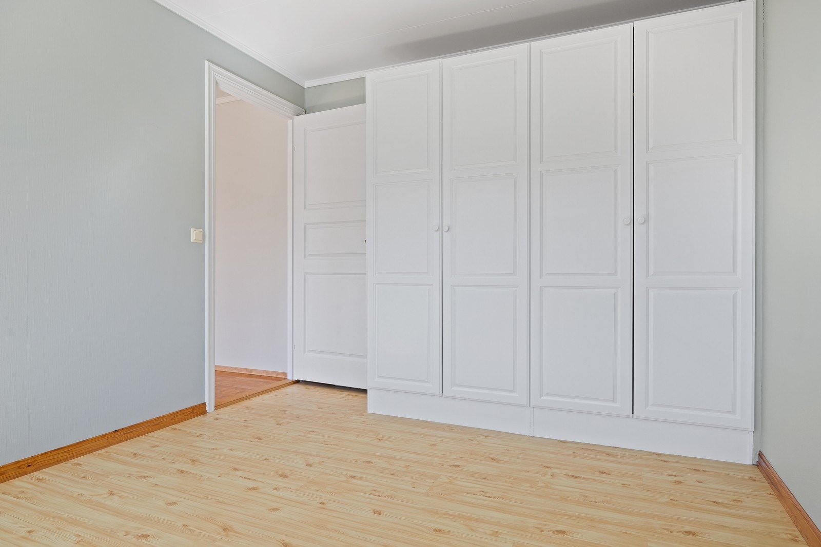 Romslig soverom med god plass til garderobeskap. Galleribilde