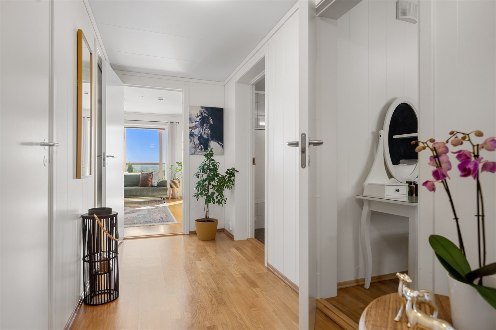 Velkommen inn! Fra inngangsdøren ser man inn gjennom leiligheten og får med en gang inntrykket av at dette er en lys og luftig toppleilighet. Galleribilde