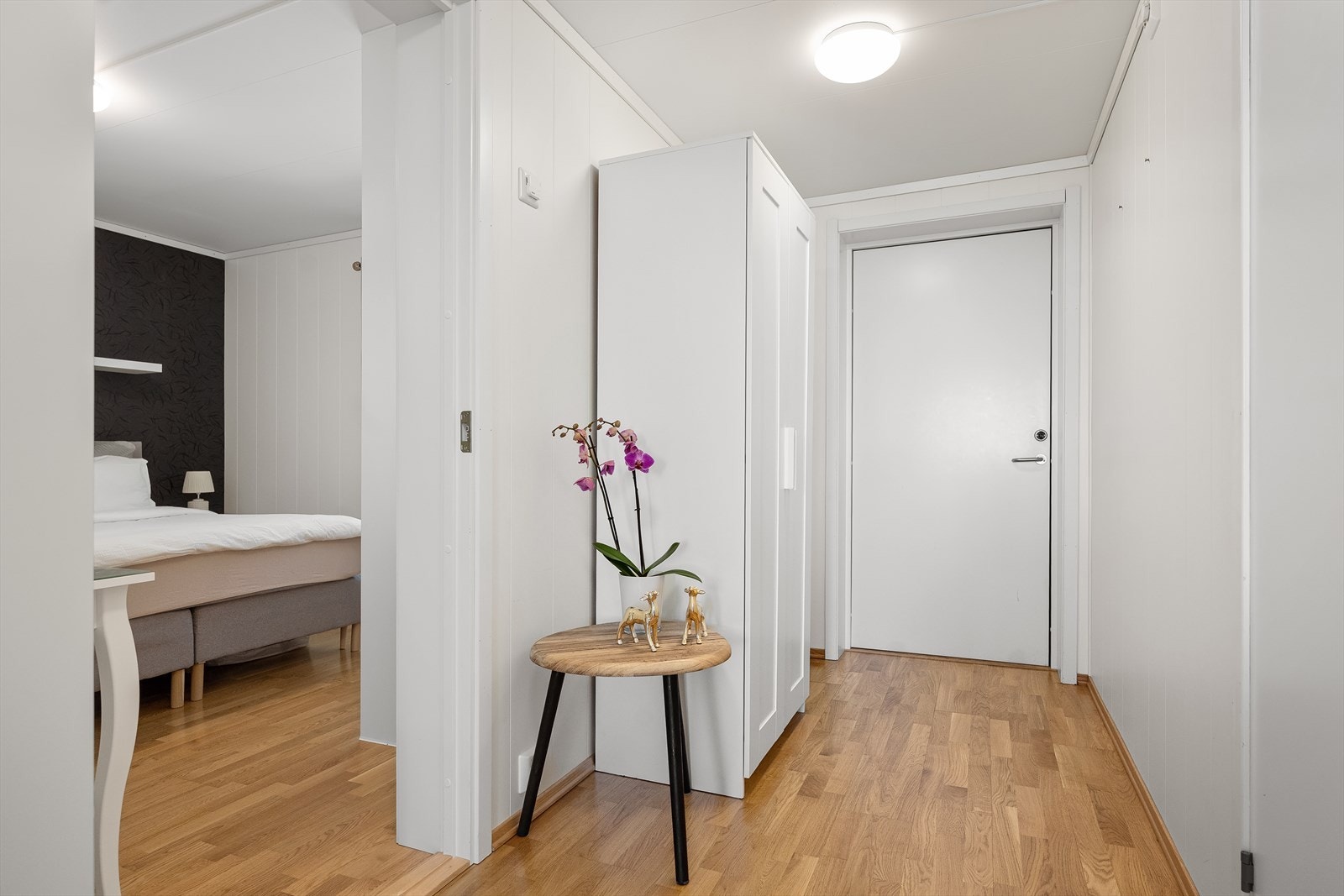 I entreen er det fin plass til en garderobeløsning som rommer yttertøy, sko og annet tilbehør. Galleribilde
