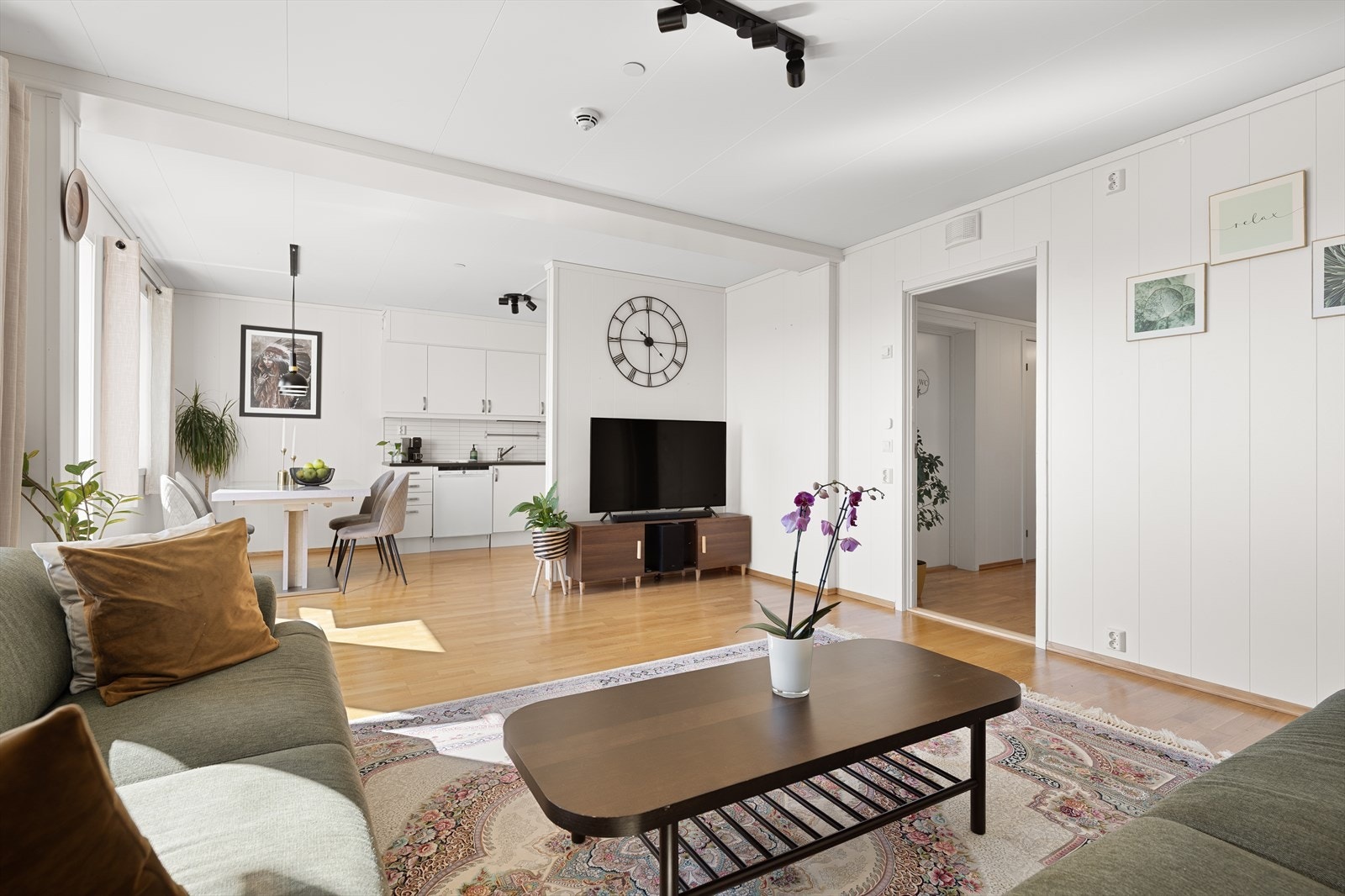 Lys og hyggelig stue med åpen løsning til kjøkkenet. Her er det fin plass til møblering med både sofa og tv møblement. Galleribilde