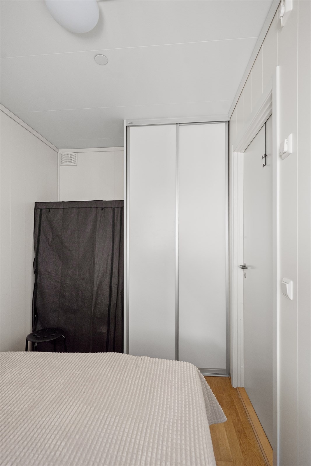 Det er satt inn garderobeskap med skyvedører på begge soverommene. Galleribilde