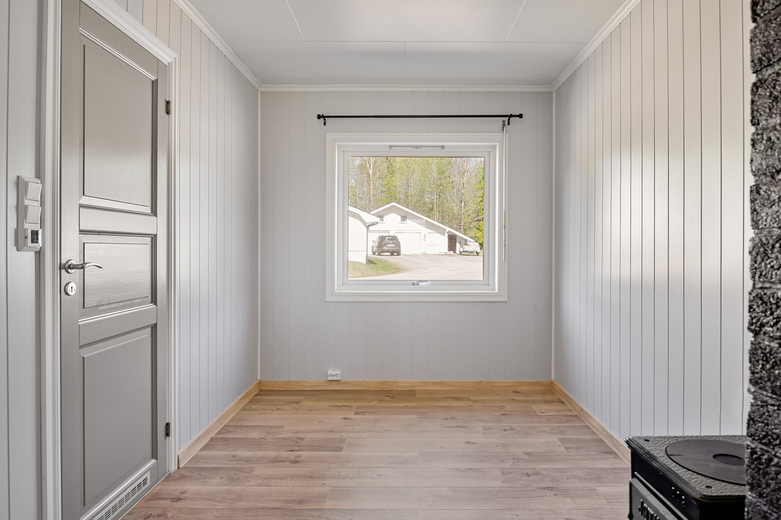 Gulv med laminat og vegger med malte plater. Galleribilde