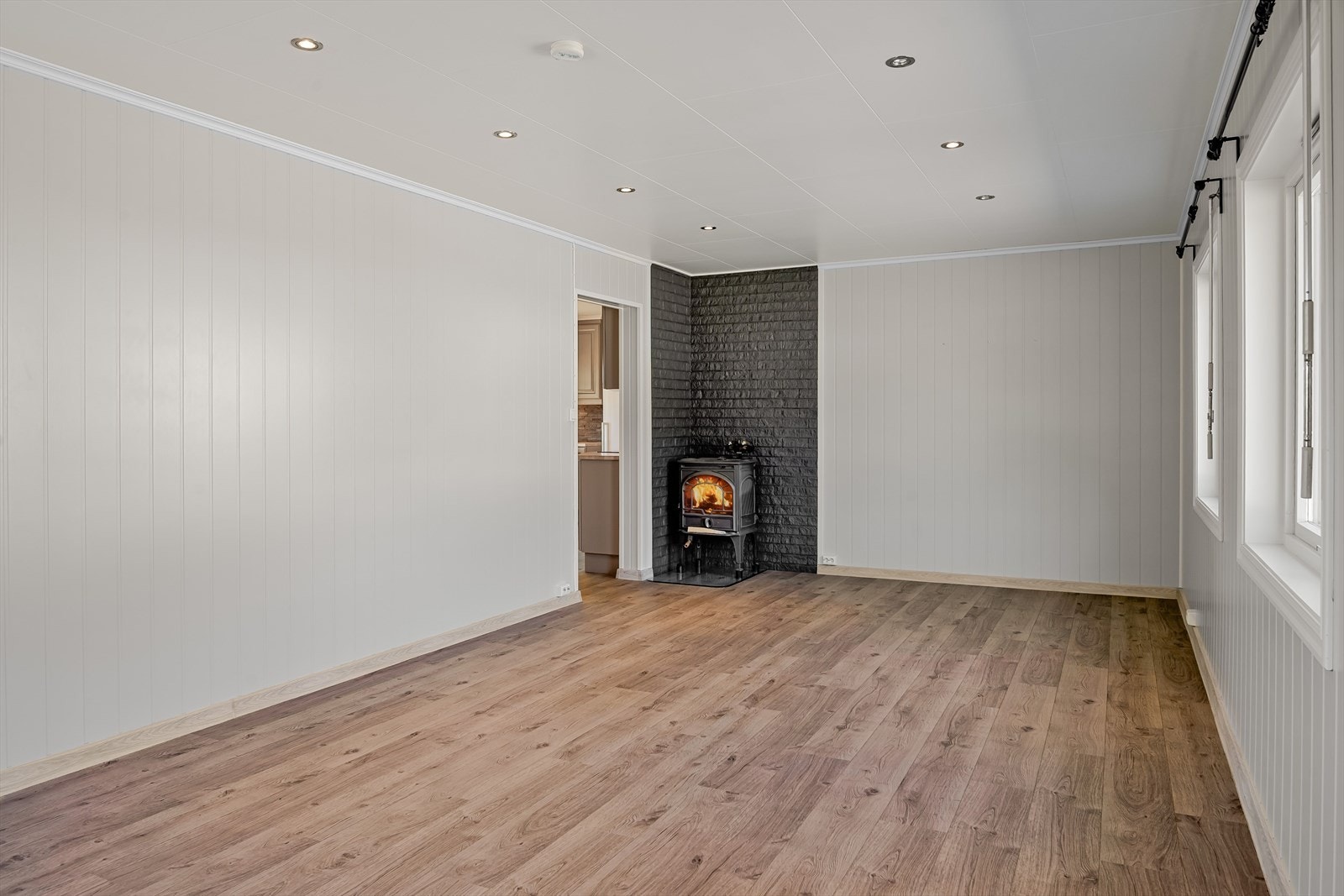 I stuen er det lysemalte plater på veggene, downlights i himlingen og laminatgulv. Galleribilde