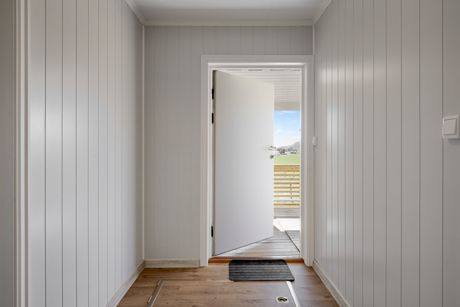 Herfra er det adkomst til kjelleren via luka og utgang til terrassen. Galleribilde