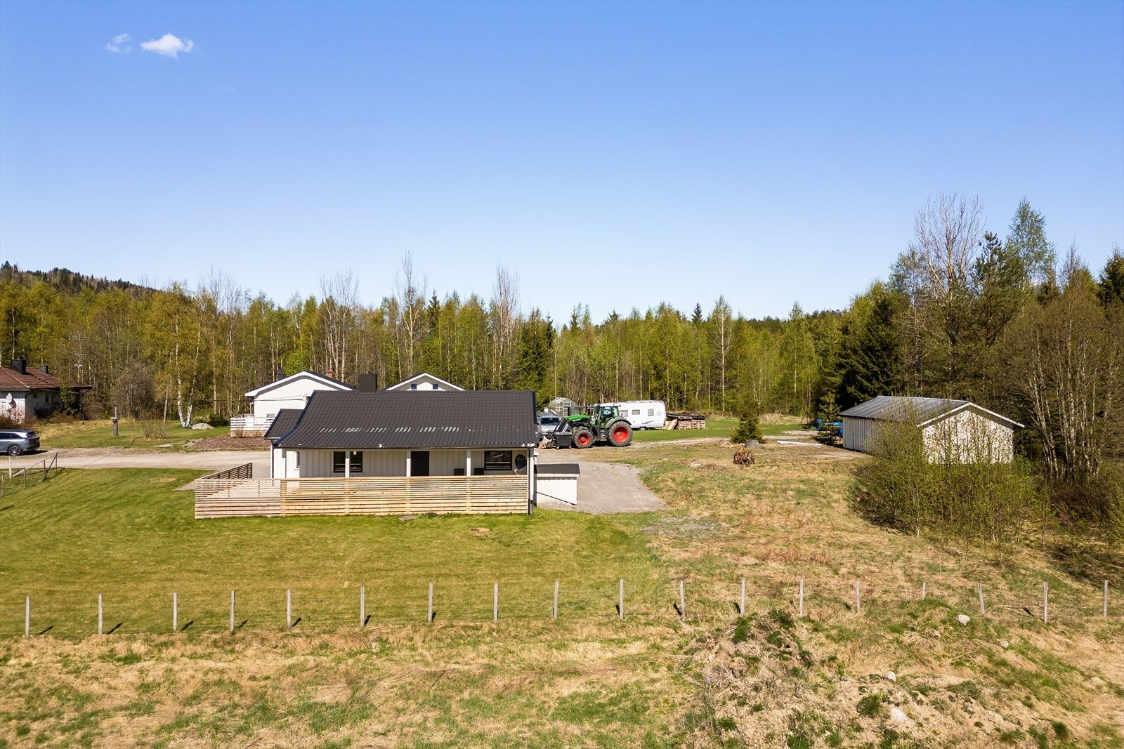 Boltreplass både for store og små, for lek og moro, hageaktiviteter eller det man måtte ønske. Galleribilde