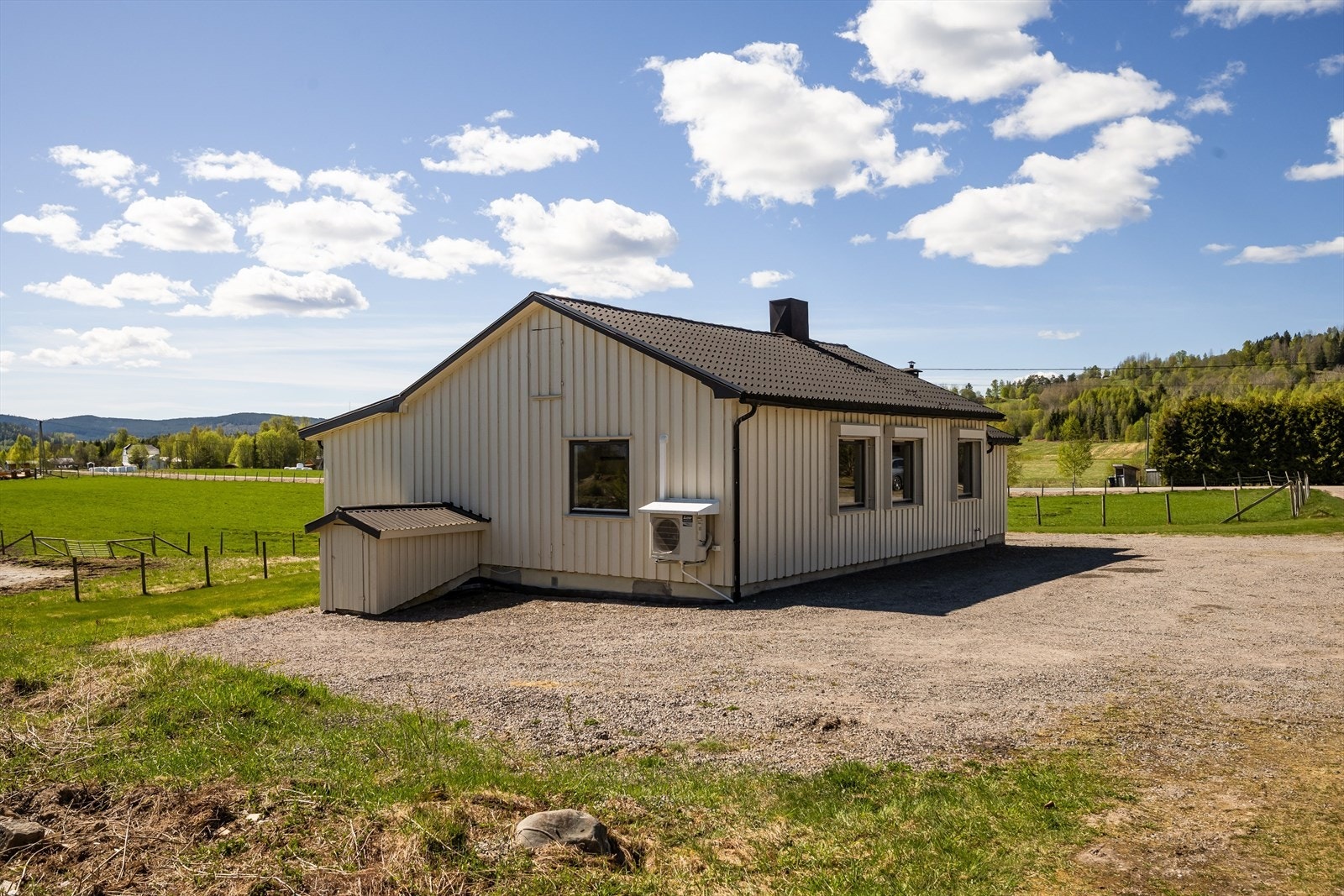 Huset er bygd i 1957 og har ny drenering på nordveggen og delvis mot øst og vest gjort i 2018. Galleribilde