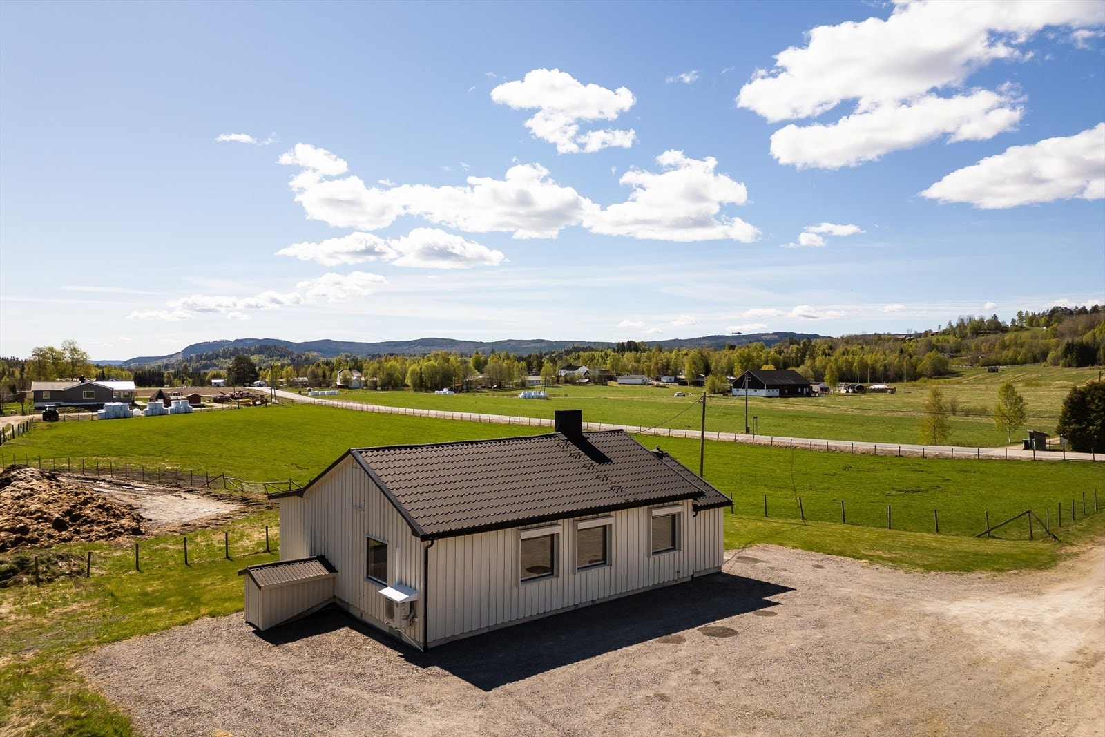 Med landlig beliggenhet og utsikt mot nærliggende områder med skog og mark. Galleribilde