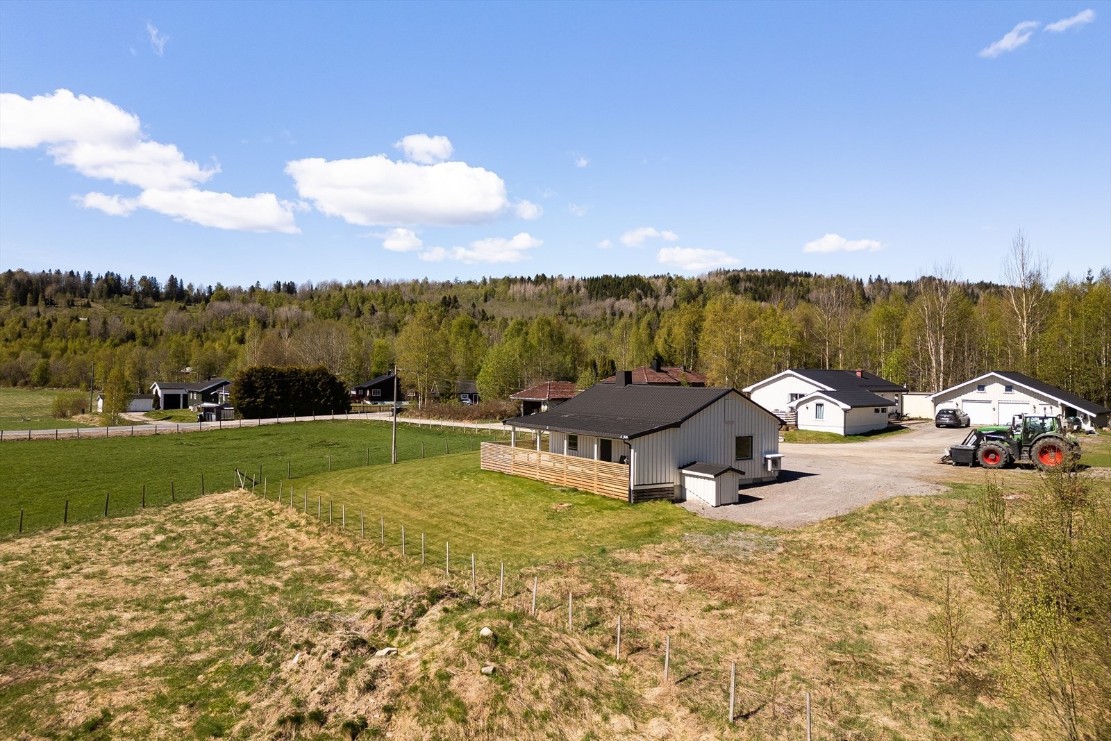Det er fine tur- og friluftsområder i umiddelbar nærhet, kun ca. 400 m til bussholdeplass og ca. 12 km til Flisa sentrum. Galleribilde