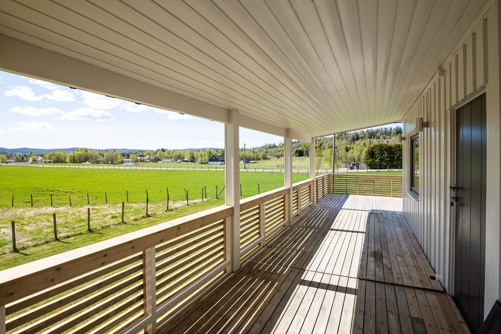 Sør-vestvendt terrasse på ca. 40 m2 og store deler av terrassen har takoverbygg. Galleribilde