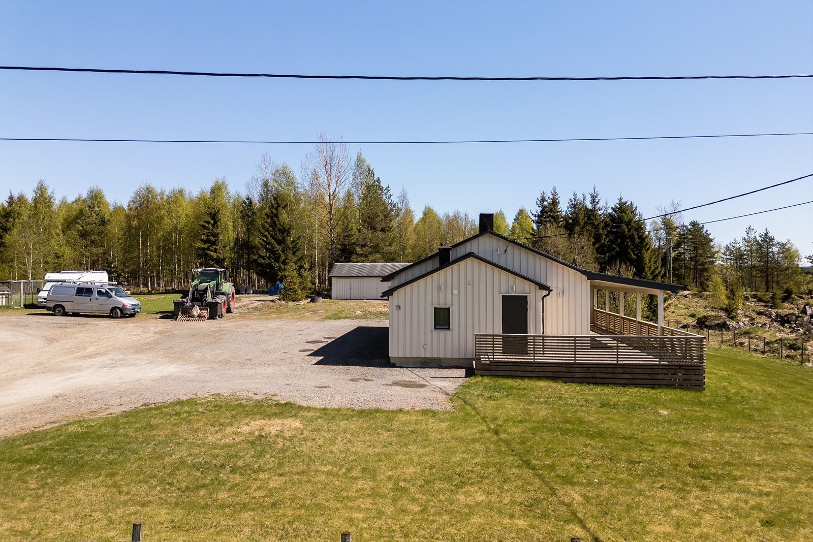Tomta er på ca. 1 853,7 m2 og består av gruset gårdsplass, plen og noe villniss. Galleribilde