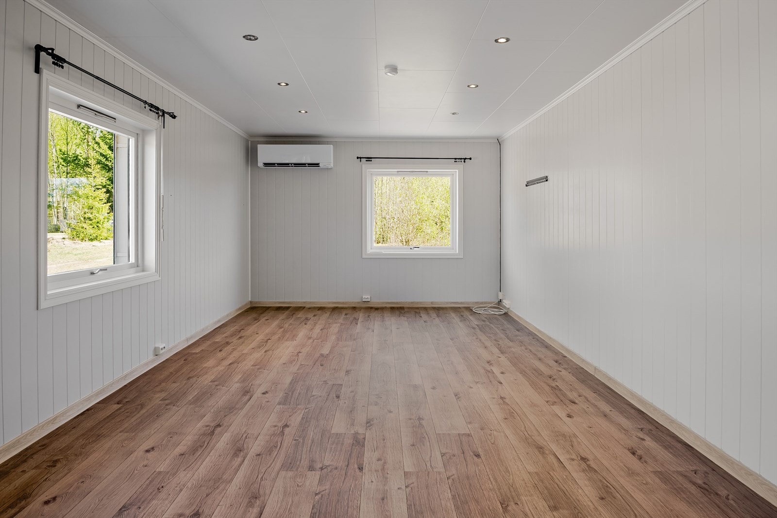 Stue med plass til sofagruppe, TV-møblement og spisebord. Galleribilde