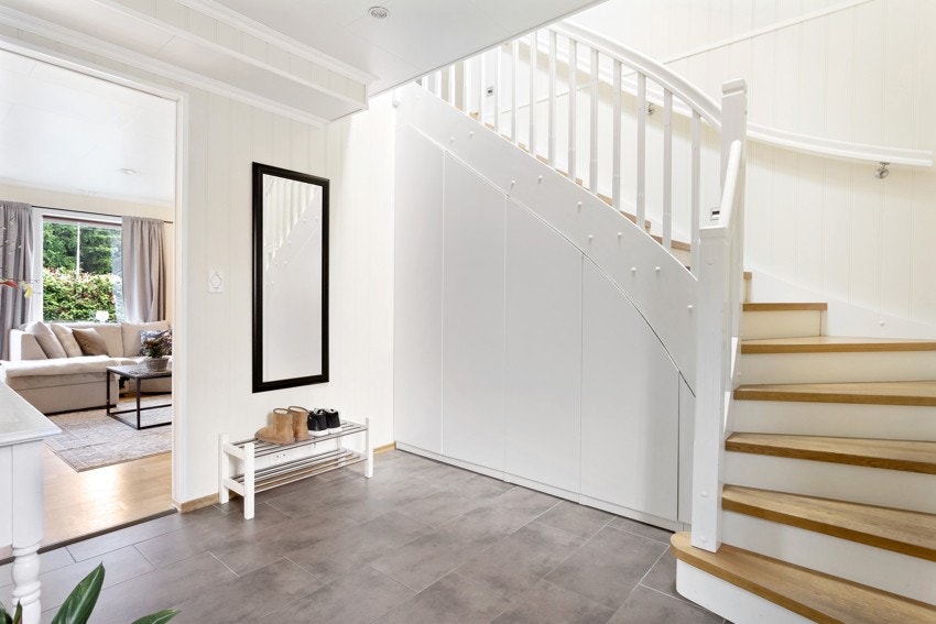 Den malte tretrappen har en smart, integrert skapløsning for effektiv oppbevaring. Galleribilde
