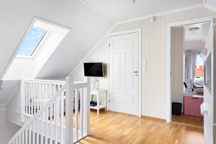 I andre etasje finner du et lyst trapperom/gang med takvindu, som også kan fungere som en kontorplass. Galleribilde