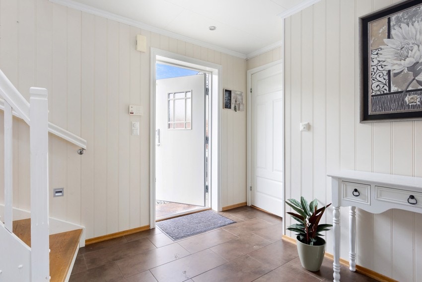 Entréen ønsker velkommen og leder inn til en åpen stue- og kjøkkenløsning i første etasje. Galleribilde