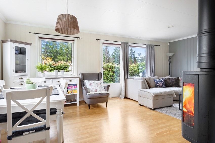 Peisovnen i stuen gir både ekstra varme og en hyggelig atmosfære. Galleribilde