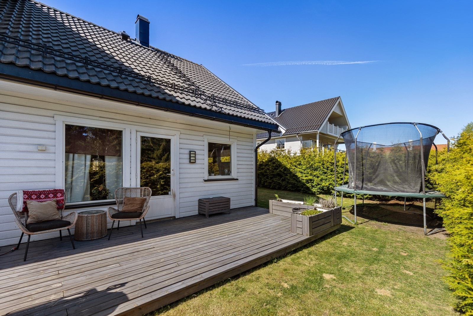 Fra terrassen er det enkel tilgang til en opparbeidet hage med plen. Galleribilde
