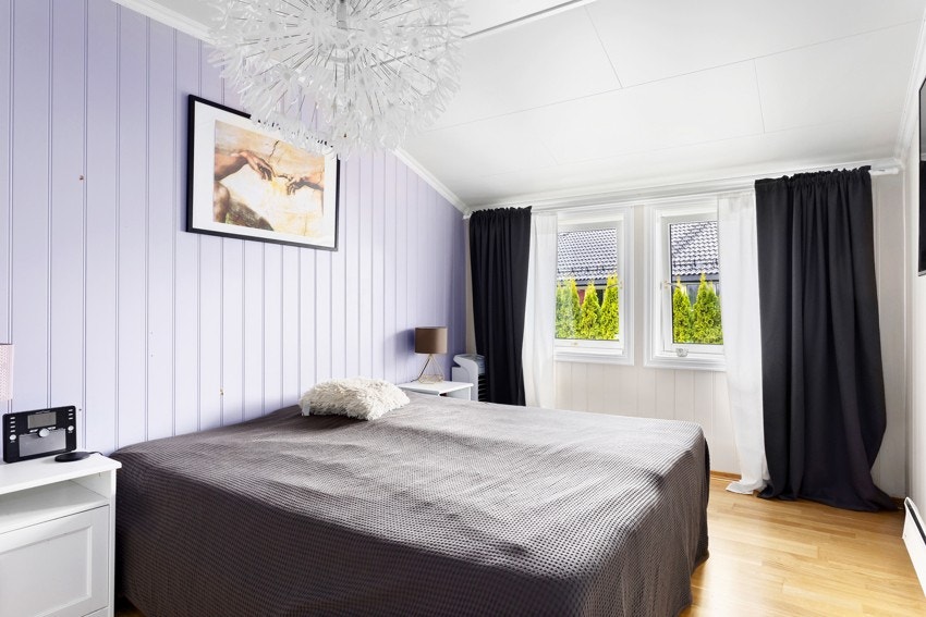 Boligen har tre soverom i andre etasje. Dette rommet har god plass til dobbeltseng. Galleribilde