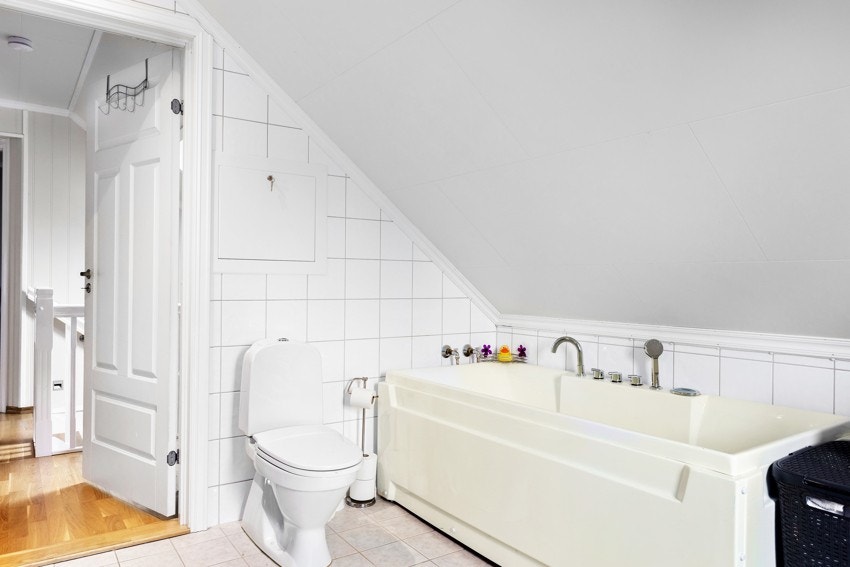 Badet er også utstyrt med badekar, i tillegg til dusjhjørne. Galleribilde
