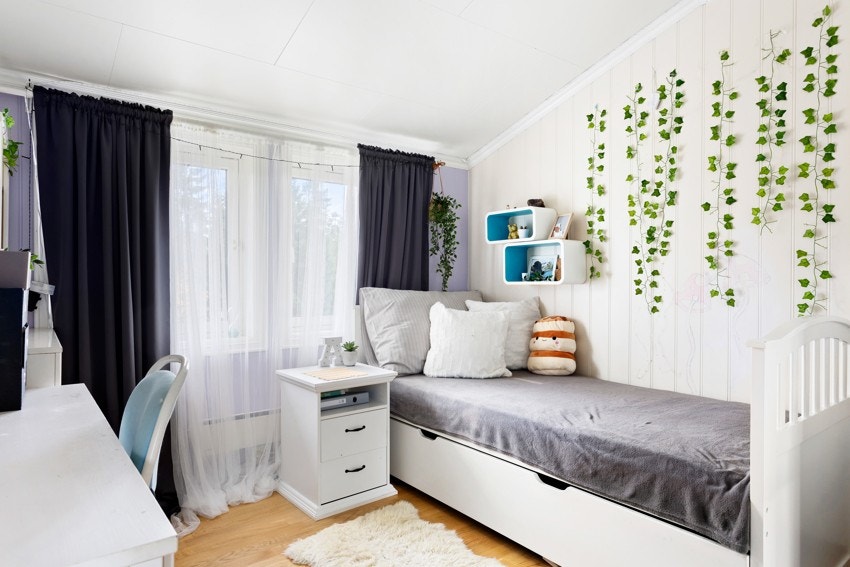 Et av de tre soverommene, med plass til seng og skrivebord. Galleribilde
