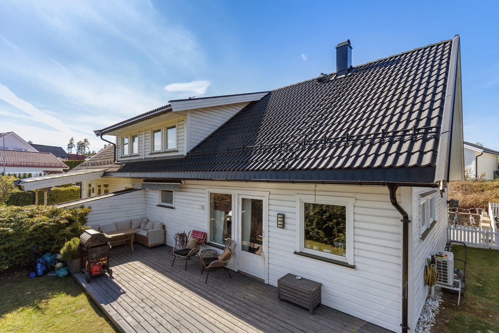 Velkommen til Rosnesbakken 1A, en flott endebolig hvor du får du en usjenert hage og en romslig, solrik terrasse på 26 m². Galleribilde